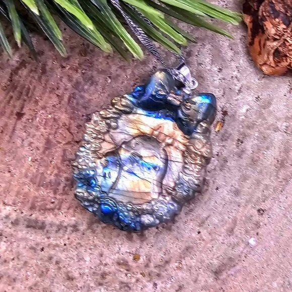 Nature Labradorite Flashy Totoro Portrait Pendant Necklace - Picture 7 of 10